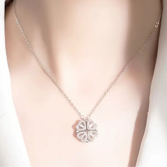 Jewelry - Elegant Silver Clover Pendant Necklace